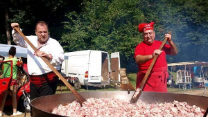 1050 души се нахраниха с кебап от един тиган