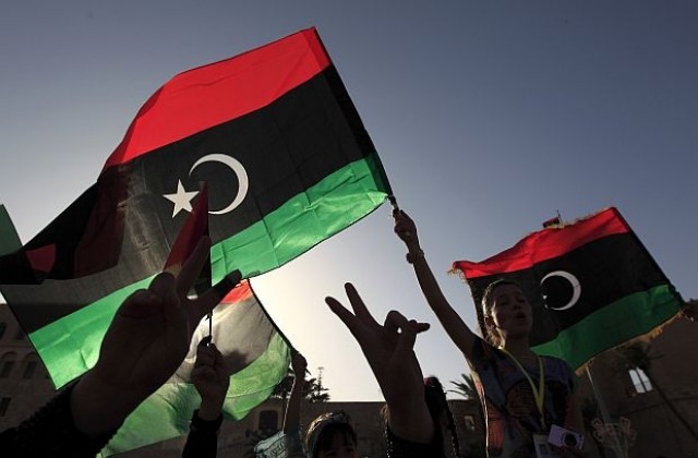 Хиляди либийци празнуват успешното приключване на гласуването за Национален конгрес