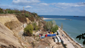 Укрепват ската над крайбрежната алея районът е опасен