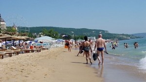 Възрастни жени припаднаха на плажа слънцето поболя и младо момиче