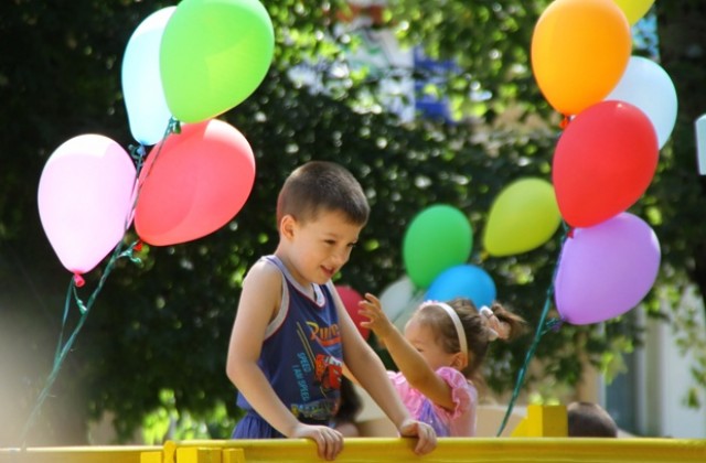 400 лв. за представително облекло в детските градини