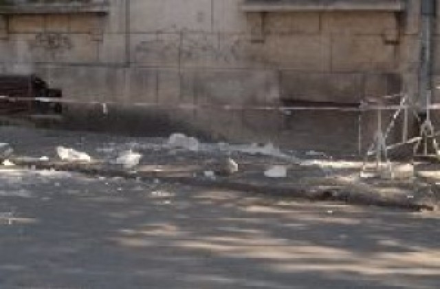 Облицовъчна плоча падна върху жена по ул. „Борисова”