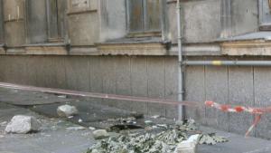 Инцидентът с падналата плоча от блок се размина без фатален