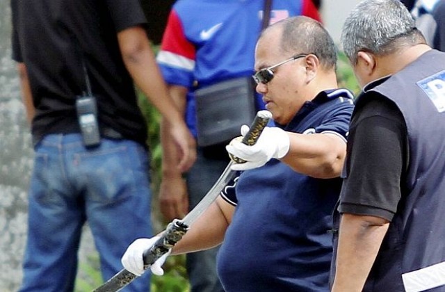 Малайзийската полиция уби човек, размахващ самурайски меч