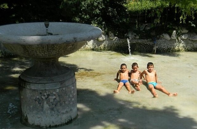 Ромчета се къпят в Цар-Симеоновата градина в Пловдив