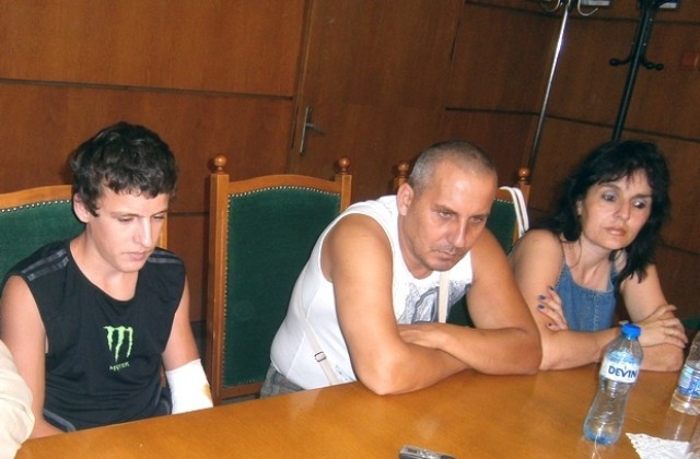 Проф.Стойков срещна родителите на 17-годишния велосипедист с медиите
