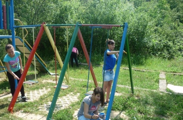 Младежи освежиха детска площадка в Елена