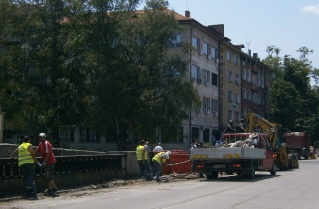 Нона Караджова и Томислав Дончев в Габрово за първата копка на водния проект