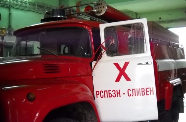 Четири часа гасят пожар източно от Петролна база