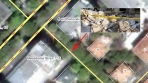 Бетон падна от блок потроши три коли