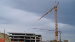 Мъж е приет в болницата след падане от кран