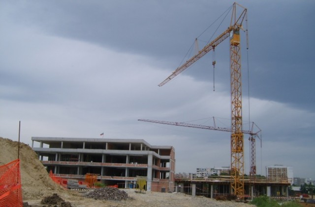 Мъж е приет в болницата след падане от кран