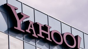 Yahoo разследва проникване в мейлите на половин милион потребители