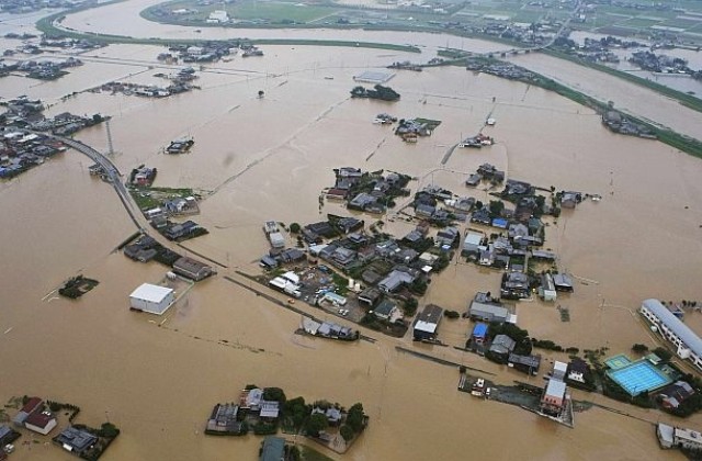 Близо 250 000 души се евакуират от Южна Япония заради проливни дъждове