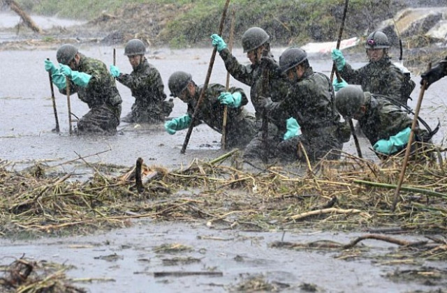 Япония се бори с последиците от наводненията, взели 24 жертви