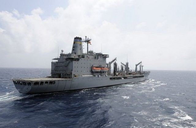 Американски кораб откри огън по моторница в Залива, един загина