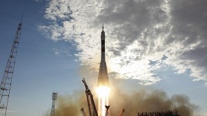 Союз ТМА05М се скачи с Международната космическа станция