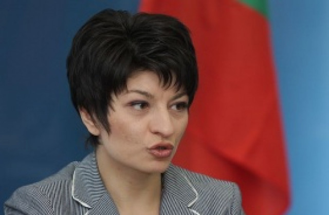 Здравното министерство не цели закриване на аптеки, увери Десислава Атанасова