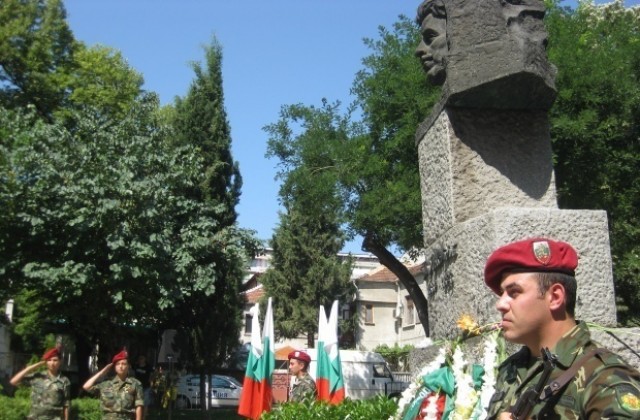 С литургия в Карлово отбелязаха годишнината от рождението на Левски