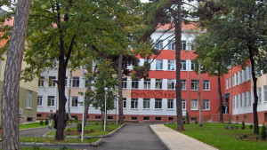 Наркопласьор засечен в двор на болница