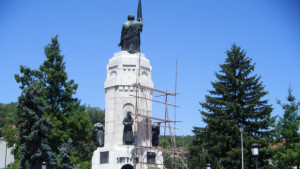 Почистват паметника Майка България