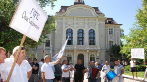 Ромски оркестър и 300 души протестираха в подкрепа на др