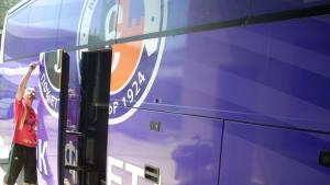 Виолетов автобус с емблемата на клуба ще вози етърци