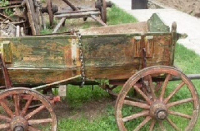 Каруцар бере душа, камион го помете