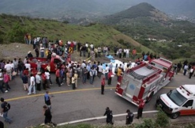 21 души загинаха в автобусна катастрофа в Мексико