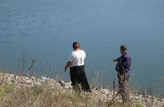 Водолази издирват в язовир Цонево телата на млад мъж и момче