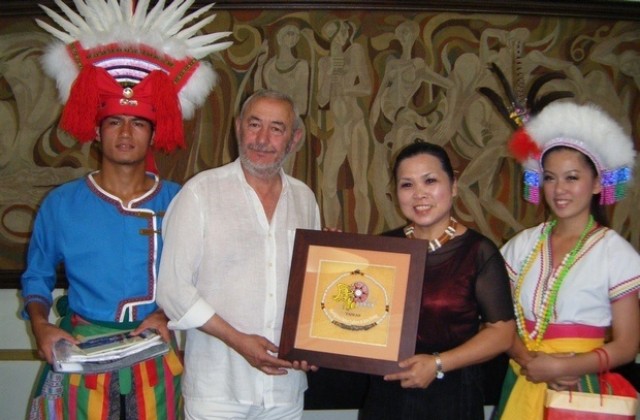 Аборигенски амулет, кавказко вино и мексикански шал получи Велико Търново от групите на фестивала