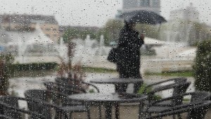 Как да останем сухи в проливен дъжд