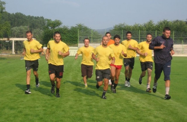 Треньорският тандем Войнов - Редовски пое Локомотив 1929 Мездра