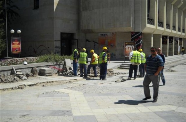 424 безработни започнали работа през юни