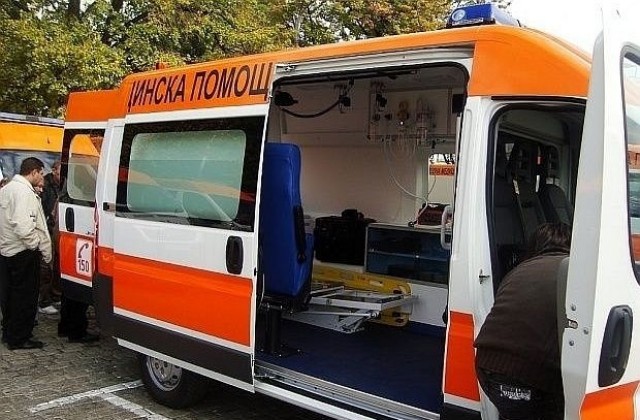 Камион помете разхождащ се край гробище в полунощ