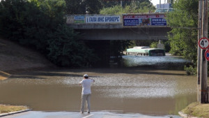 Голяма ВиК авария автобус затъна във вода