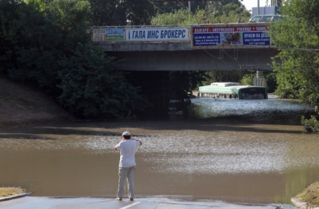 Голяма ВиК авария, автобус затъна във вода