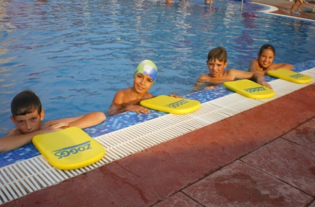 10 деца на първия урок в училището по водно спасяване