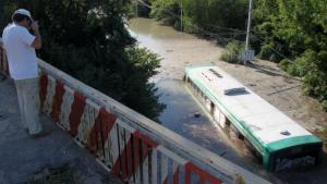 Спасител от хотелски басейн е първият помогнал на пътниците от