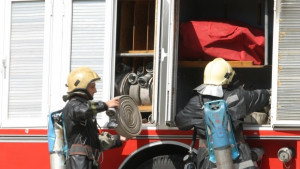 Огнеборци спасиха от пожар 150 дка гора