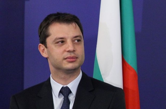 Важно е хората да вземат информирано решение за АЕЦ Белене, смята Делян Добрев