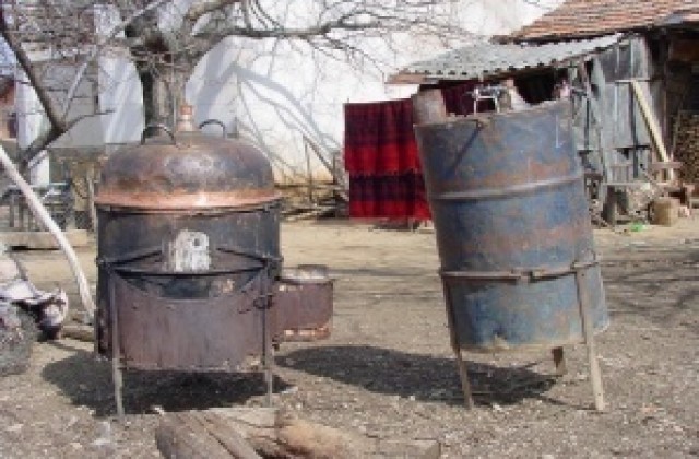 Незаконни цигари и алкохол иззеха полицаите от частен имот