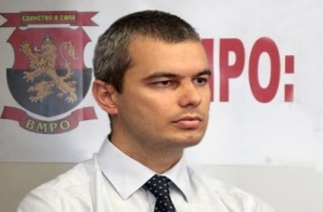 След като остана без група, Костадин Костадинов беше детрониран и като председател на комисия