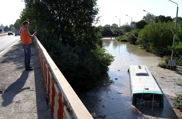Наказание за шофьора на потопения автобус, за полицаите спасители - награди