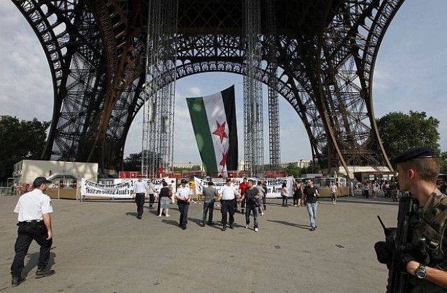 Огромно знаме на сирийския бунт беше спуснато от Айфеловата кула