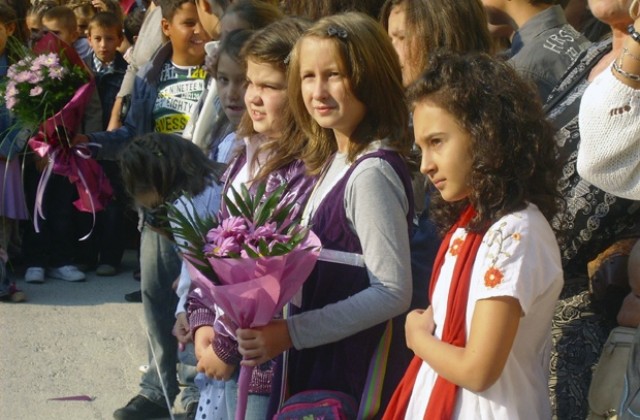 Дават пътни и храна на ученици от благоевградските села