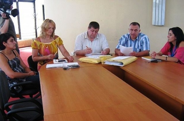 Община Дупница избира охранители