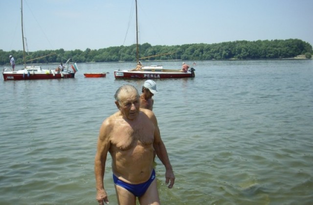 Паная преплува 21 км по р. Дунав за 80-годишнината си