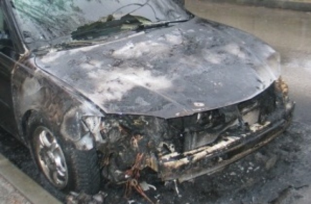 Опел Калибра горя тази нощ в кв. Сторгозия