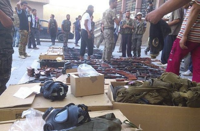 Сирийски опозиционери и ислямисти от чужбина се бият срещу сили на режима в Алепо